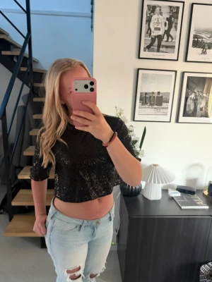 Svart glittrig topp - Snygg svart glittrig topp. Aldrig använd.