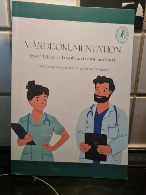 Vårddokumentation inom hälso- och sjukvård - Boken 'Vårddokumentation inom hälso- och sjukvård samt tandvård' av Ulf H Fröberg, Andrea Henning och Lovisa Krons porre ger en översiktlig och praktisk genomgång av journalföring och intygsskrivning. Perfekt för dig som pluggar till sjuksköterska eller medicinsk sekreterare.