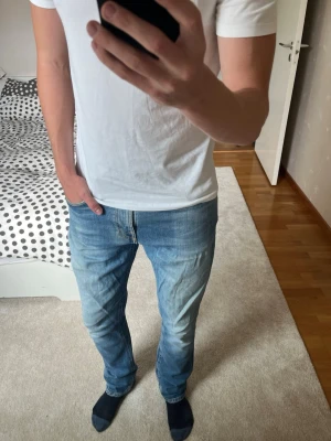Ljusblå jeans från Nudie Jeans  - Ett par riktigt feta jeans ifrån märket Nudie Jeans. Storleken är 32-34 och modellen är Thin Finn. Jeansen är i bra skick utan defekter! Skriv ifall du vill att jag ska skicka fler bilder hur de sitter på!  😁✌🏼 ——————————————————————————                                           📐| Storlek: 32-34                                                  👖| Märke: Nudie jeans                                         🔎| Skick: Bra skick!                                               💵| Ny Pris: 1699kr