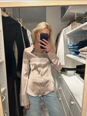 Satin skjorta  - Jättefin beige satin skjorta som är helt oanvänd. Den är i storlek xxs men den passar mer som en xs✨