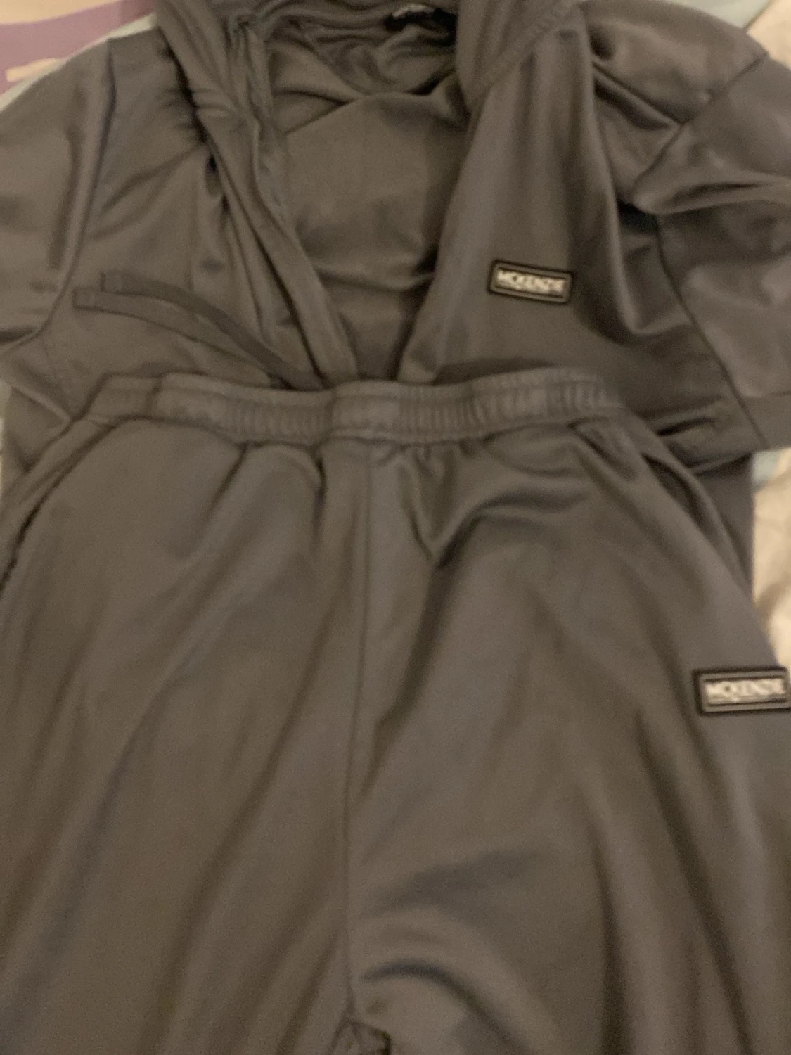 Grått loungewear-set från Mckenzie