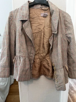 Rutig jacka - Snygg rutig kavaj/jacka från H&M, storlek 38. 