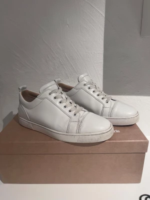 Christian Louboutin - Säljer nu dessa feta Loubus | mycket bra skick | storlek 40 men passar 41 | ny pris 6000 mitt pris 2199 | självklart äkta | priset är inte hugget i sten | tveka inte på att höra av dig vid minsta fundering🙌