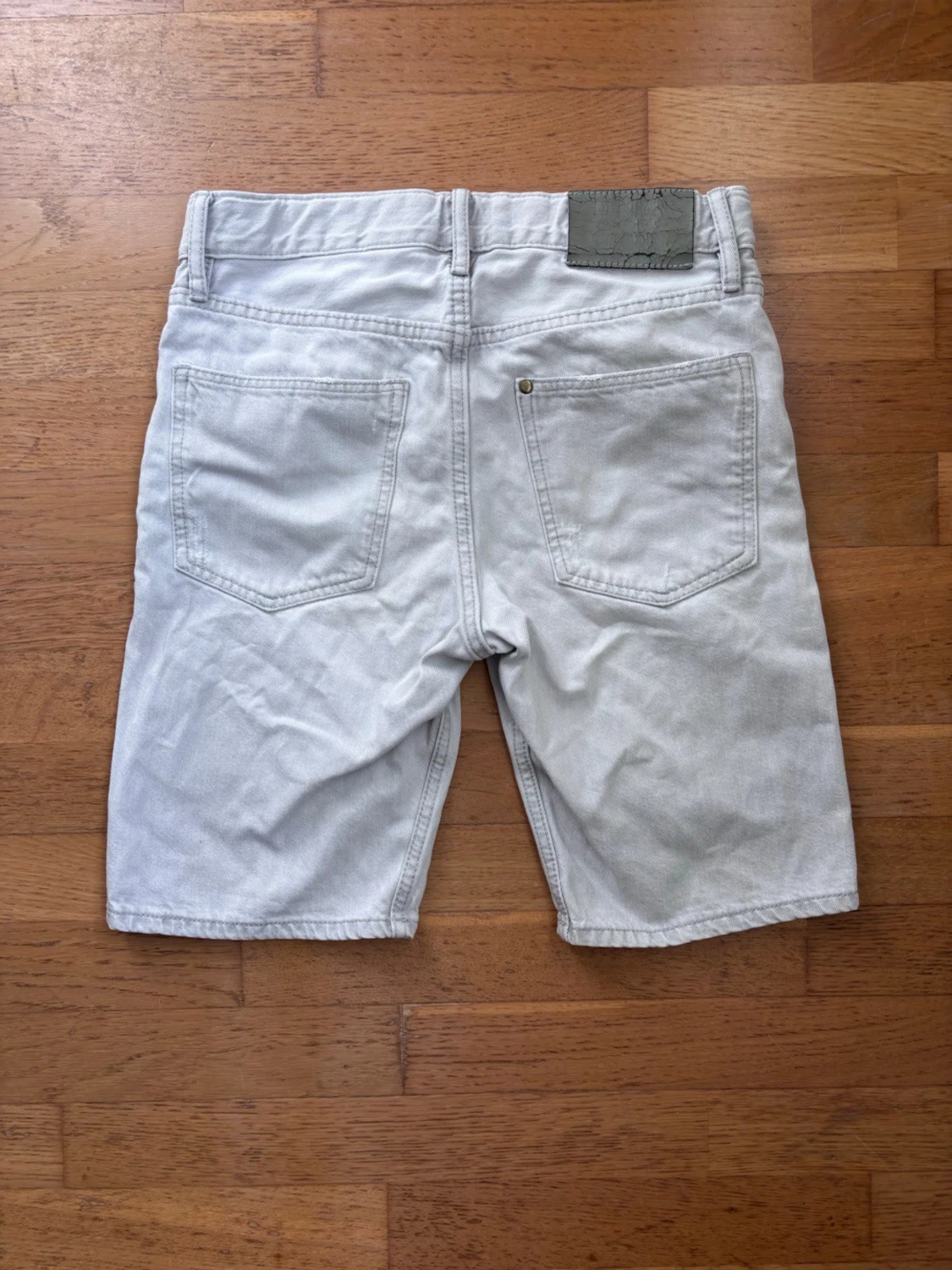 Ljusgrå denimshorts med fem fickor - 1