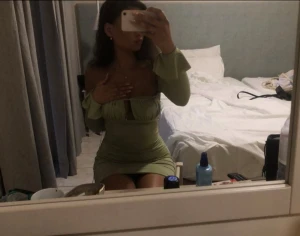 Ljusgrön kort klänning  -  ljusgrön kort klänning med offshoulder och långa trumpetärmar. Klänningen har en  v-ringning med snörning över bröstet och figurnära passform. 