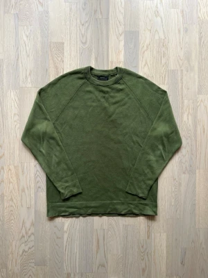 Zara tröja - M, grön - Mycket bra skick, normalt slitage  Tröja från Zara, storlek M, grön Minimalistisk stil med rund halsringning  Bröstvidd: 54 cm Längd: 65 cm 100% bomull  Inga defekter