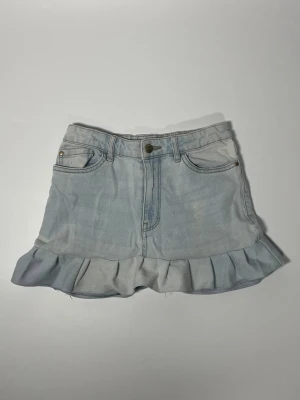 Jeanskjol - 👕 Plagg: Jeanskjol                                                          📏 Storlek: Midjemått 31                                                                                               ✨ Skick: Fint skick                                                        💬 Vid frågor är det bara att skriva!                                                                                          🛍️ Gramenti