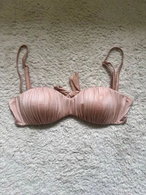 Ljusrosa/biege bandeau bikiniöverdel - Fin bikini överdel ifrån Calzedonia i storlek S.            Har en liten fläck, inget som syns mycket! 