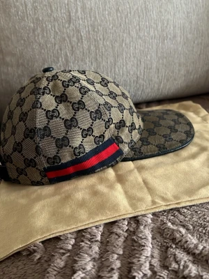 Gucci keps - Jag bytt still och vill sälja kepsen till ett bra pris, mycket fin och skön keps, perfekt till året runt. Storleken är M ”58 cm” men passar lika bra till S