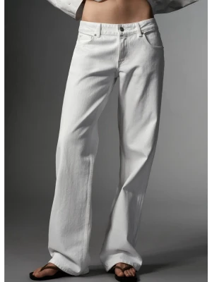 Low wide jeans från Zara - Low rise wide jeans ifrån Zara, använd fåtal gånger i fortfarande väldigt fint skick. Dock lite smutsiga nertill såsom vita jeans blir när man använder dem, säljer då de är för stora💕