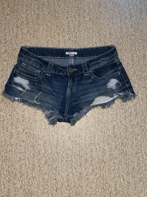 Jeansshorts - Säljer ett par mörkblå jeansshorts från Gina Tricot i strl. S. Superskönt och snygga, skulle säga att de är stora i storleken! Köpa för 300 kr och inte använda mycket alls!💗 Skriv för frågor!🫶