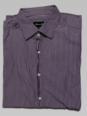 Massimo Dutti Skjorta Lila - Snygg lila skjorta med vita ränder och klassisk krage. Skjortan har långa ärmar och knäppning framtill med vita knappar. Perfekt för dig som vill ha en stilren och trendig look.