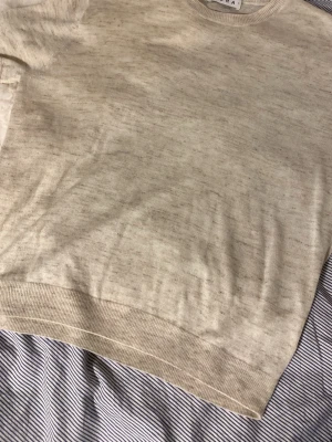 Biege topp - Säljer den här beiga ”trekvarts ärmade” toppen. Jätte skönt och tunt material. Skulle säga att den är lite större i passformen så den passar även M. Skriv om du är intresserad!