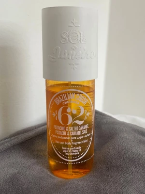 Sol de Janeiro Brazilian Crush 62 mist - En doftmist från Sol de Janeiro med doft av pistage och salt karamell. Perfekt för både kropp och hår, ger en söt och fräsch känsla. Endast 330 kr och använd fåtal gånger. Den största flaskan, 240 ml. 🥹🫶🏼🫶🏼