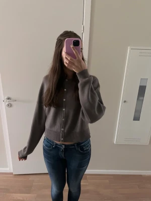 Mörkblå skinnyjeans från replay - Säljer ett par mörkblå skinny jeans med låg midja och klassiska fem fickor. Jeansen har ljusa slitningar och kontrastsömmar, samt en tajt passform som framhäver benen. Materialet är stretchigt för extra komfort.