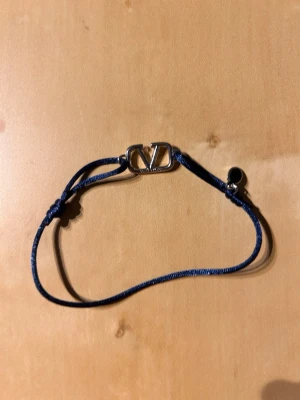 Snyggt armband  - Snyggt armband som är justerbart kommer i en liten påse som är med på bild 2. Jätte bra skick.Skriv vid frågor.Priset är inte hugget i sten 🪨.