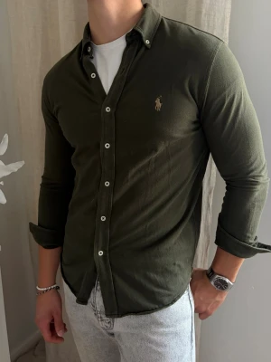 Mörkgrön skjorta från Ralph Lauren - Säljer en ny riktigt snygg mörkgrön skjorta från Ralph Lauren.  Storlek M (men sitter som en S) Fint skick inga skador!