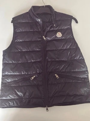 Moncler gui  - En tvär skön Moncler gui väst i navy blue / storlek = 2 vilket motsvarar en S-M i vanliga storlekar / västen är i galet bra skick ) nypris~9300kr sjävklart äkta✅kan gå ner i pris vid smidig affär! 😊