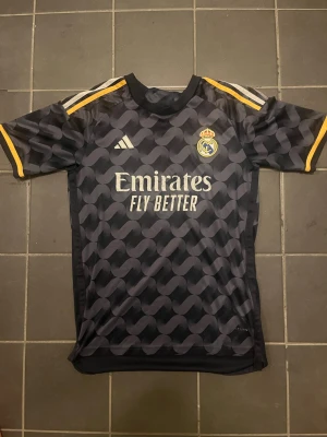Real Madrid away/bortatröja 23/24 - Säljer denna real Madrid som har en riktigt skön passform och som är köpt ifrån stadium 2023 och är i storlek: S.