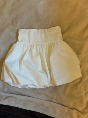 Mini kjol - Vit balong kjol från Zara barn, använd fåtal gånger. Går inte längre att köpa online.