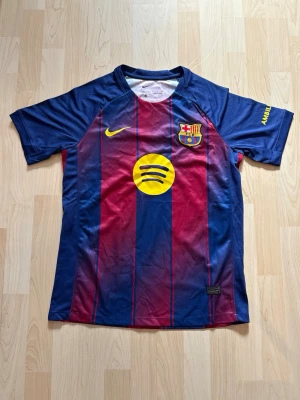 FC Barcelona Hemma Kit 2025/26 - Stilren fotbollströja i helt nytt skick. Tröjan är inte använd en endaste sekund.