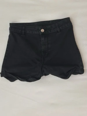 Svarta shorts - Snygga svarta shorts storlek M 