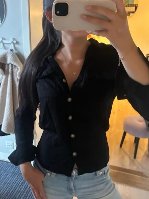 Svart skjorta med knappar - Säljer en svart skjorta med långa ärmar och knappar framtill! ❤️💞