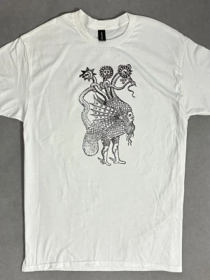 En vaker best t shirt  - Helt ny t shirt med vacker varelse från gammal gammal alkemisk bok 