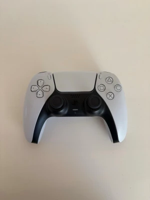 Ps5 kontroll  - Tjenare säljer denna handkontroll som egentligen inte använts särskilt mycket. Det är inga konstigheter med den vid användning och sticks samt knappar fungerar som det ska. Den lilla anmärkning som finns är att R1 knappen är lite lös men fullt fungerande ändå!