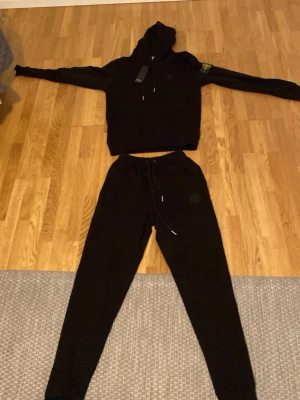 Stone Island  tracksuit - Helt ny tracksuit från stone island som inte passade mig och är i storlek S
