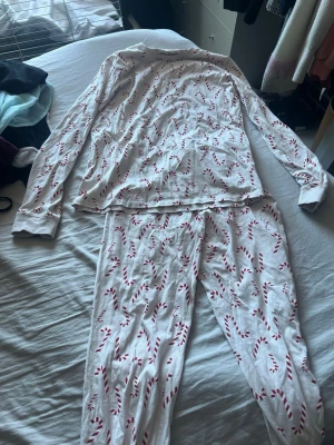 2 stycken pjamsassät  - 2 stycken pjamassätt för 100kr tillsammans (50kr/st.) 