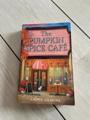 Pumpkin spice cafe bok - Inte läst men hag legat i en låda så lite skavd🥰