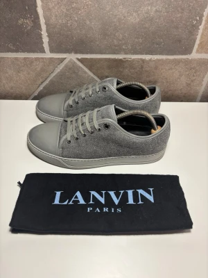 Lanvin skor - Gråa lanvin i mycket bra skick 👏 | Storlek är size 7 = EU 41 passar 42 📏 | Ingår: dustbag | Vid frågor eller diskussion om pris är det bara att skriva ✍️ | Frakt inom 48h 📦 