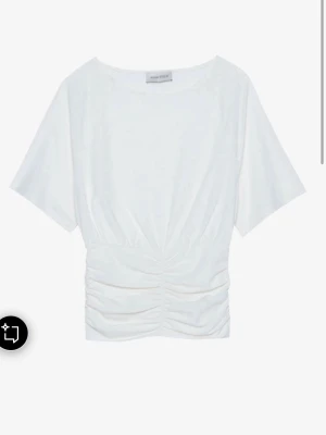 Vit topp med rynkdetalj - Söt topp i mycket bra skick💗
