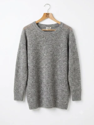 Grå stickad tröja Acne Studios - Mysig grå stickad tröja från Acne Studios i en fluffig ullblandning. Tröjan har rund halsringning, långa ärmar och ribbade muddar vid ärmslut och nederkant. Perfekt för lager på lager under kyliga dagar.