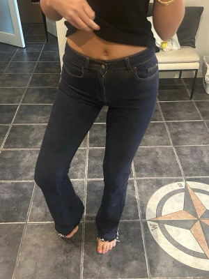 Only jeans bootcut - Så fina! Obs de är uppsprättade. Storlek S, L34