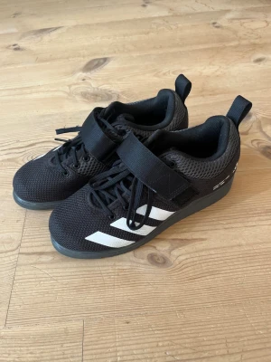 Adidas lyftarskor - Adidas powerlift 5, använd fåtal gånger dvs mycket fint skick! 