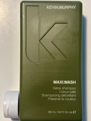 Kevin Murphy MAXI.WASH Detox Shampoo - Kevin Murphy MAXI.WASH Detox Shampoo. Schampot är färgbevarande och detoxande, perfekt för att fräscha upp håret och ta bort produktrester. Volymen är 250 ml.