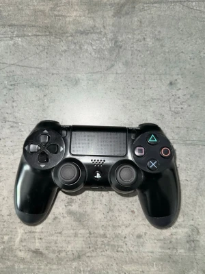Svart PlayStation 4 DualShock handkontroll inga defekter  - Säljer en svart PlayStation 4 DualShock handkontroll med touchpad, klassiska PlayStation-knappar och dubbla analoga spakar. Ergonomisk form i plast som ligger skönt i handen. Perfekt för gaming på PS4.
