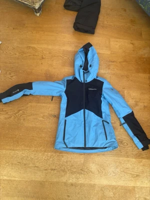 Peak performance jacka - Jätte snygg peak performance skidjacka. Jätte bra skick och är jätte snygg i backen. Funkar även som vind jacka💕