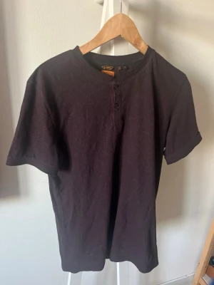 Superdry piké - Snygg pikétröja från Superdry i unik brun/lila färg. mycket bra skick. storlek L, passar snarare M. skriv vid eventuella funderingar😁  fraktar inom 1-2 dagar