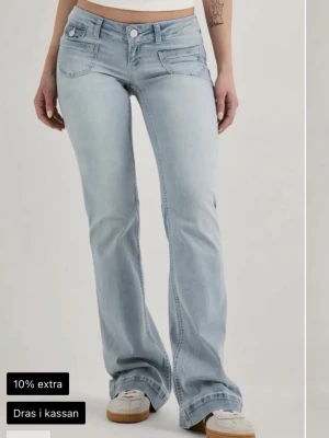 Nelly Ljusblå bootcut jeans  - Säljer ett par ljusblå Nelly jeans i storlek 38 som är nästintill oanvända 💕