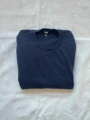 Mörkblå merinoull tröja Uniqlo | XL - Stickadmörkblå  tröja i Merinoull från Uniqlo |Skick: Mycket bra | Strl: XL | Hör av dig vid funderingar⁉️ 