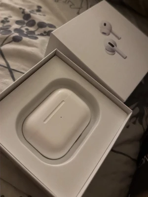 Apple AirPods Pro med laddningsetui - Säljer ett par Apple AirPods Pro med vitt laddningsetui. Trådlösa in-ear hörlurar i stilren design, perfekt för musik, samtal och träning. Kommer i originalförpackning och har den klassiska Apple-looken i blankt vitt plastmaterial.