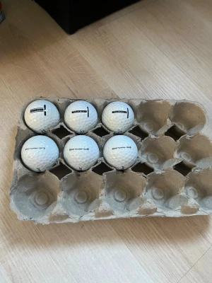 Olika titleist golfbollar  - Säljer 16 stycken olika vita golfbollar av modellen Titleist. Bollarna har klassisk dimple-yta och är tillverkade i slitstarkt material. Perfekta för dig som vill fylla på golfbagen inför säsongen.