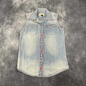 Polo Ralph Lauren Denim & Supply vintageväst för dam i storlek M - Vintageväst för dam från Polo Ralph Lauren Denim & Supply i storlek M. W/L är uppskattningar baserade på måtten.  Leverans inom ett dygn Spara på priset och frakten genom att sätta ihop ett paket Mer information finns på min profil. 9-637