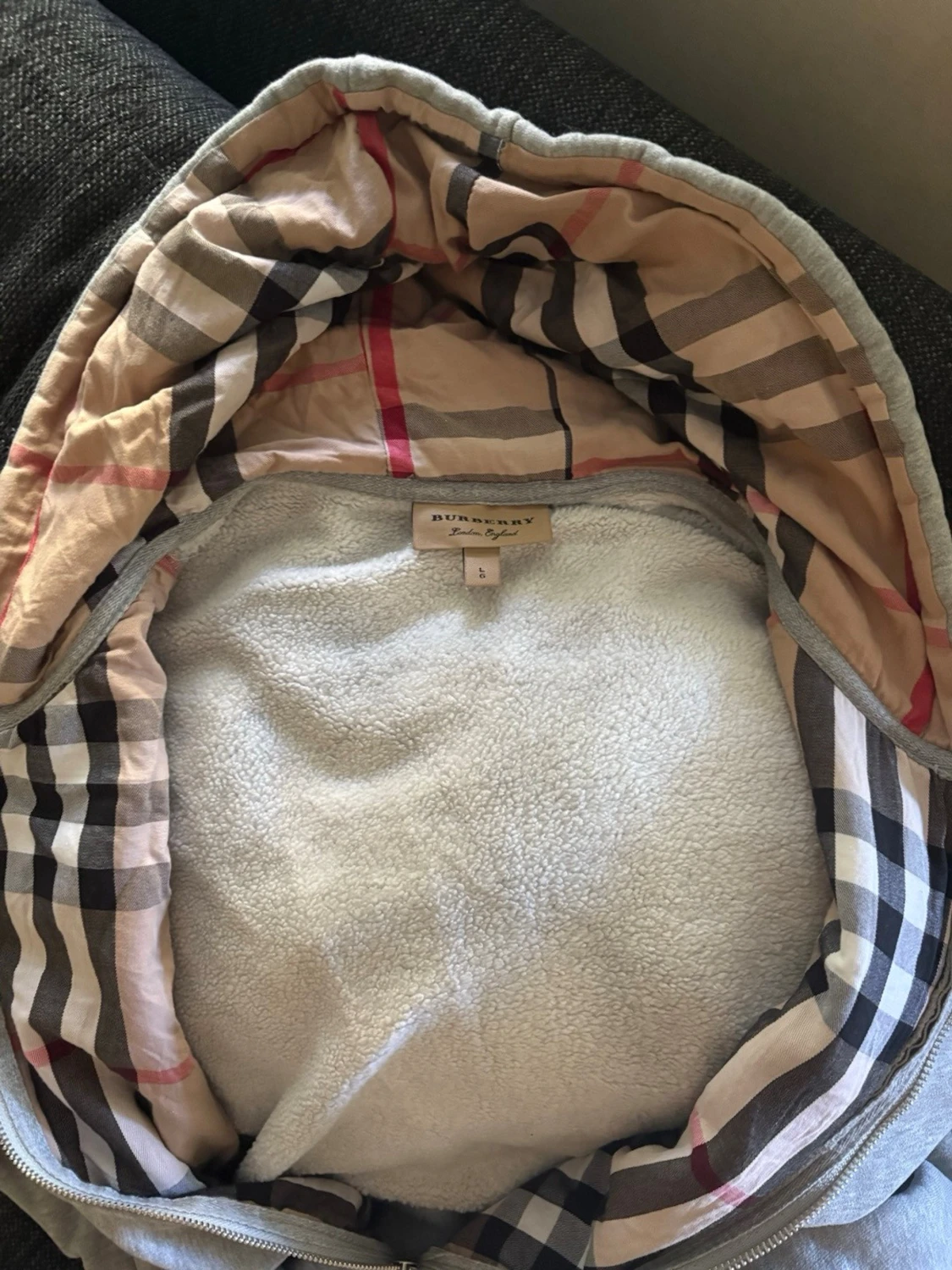 Grå hoodie med dragkedja och mönstrad huva - 4