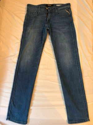 Replay Jeans - Säljer ett par blå replay jeans med slim fit passform. Perfekta för dig som gillar en snygg, fräsch och enkel stil. Storlek 28W 30L.