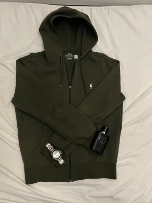 Ralph Lauren tröja - En tvärfet olivgrön ralphlauren tröja, kostar runt 2000kr ny! Knappt använd då den är för liten, kvitto finns.