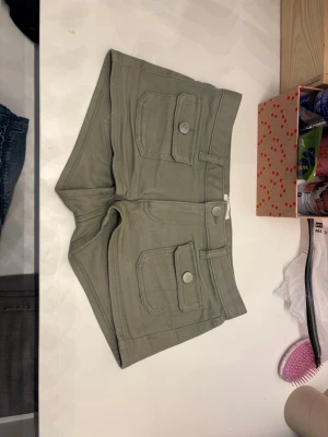 Olivgröna shorts med fickor